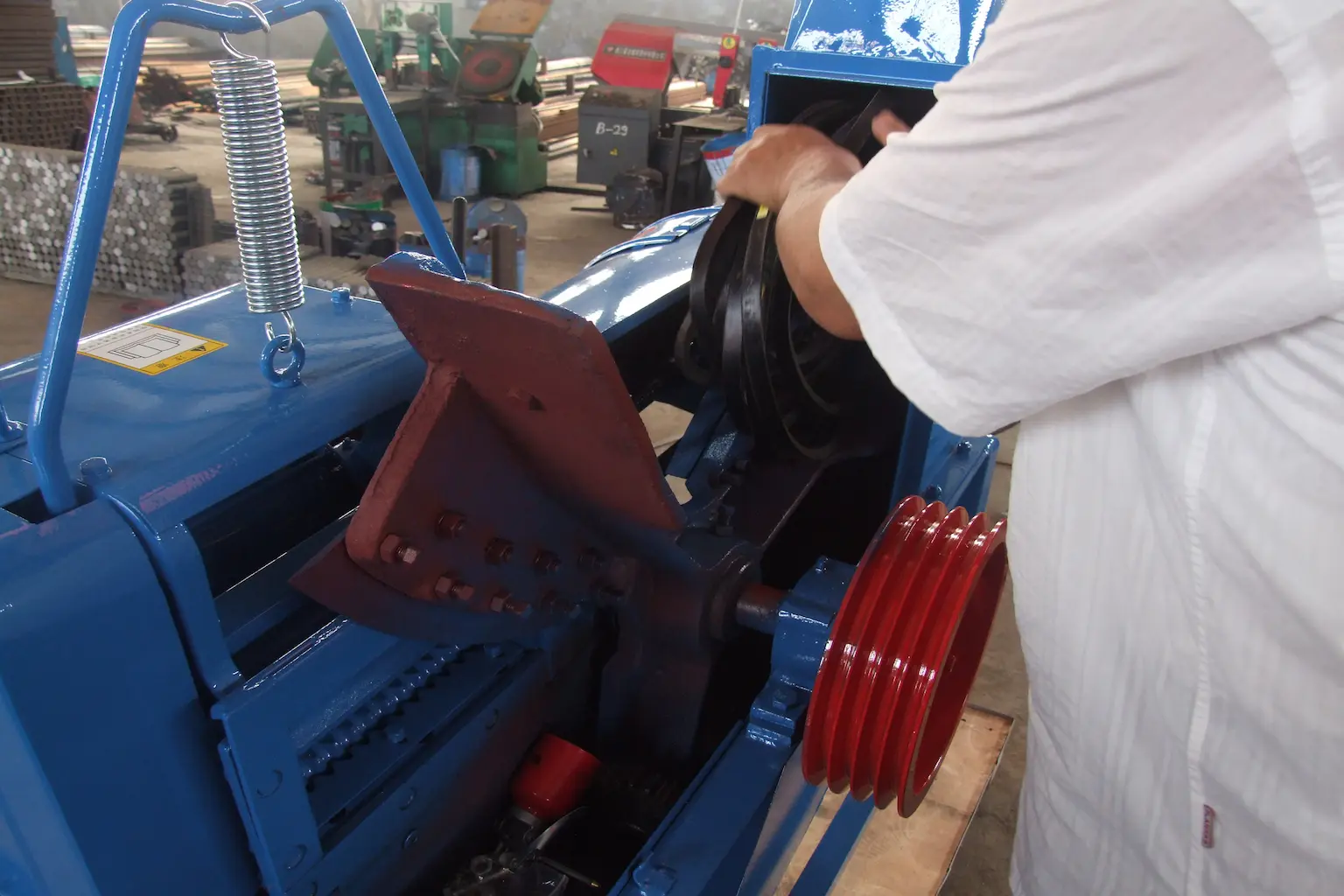 Detailed view of the chaff cutter's blade and gearbox assembly