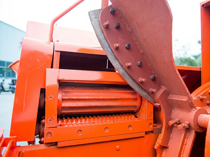 Automatic dual feed rollers mechanism for safe silage straw feeding